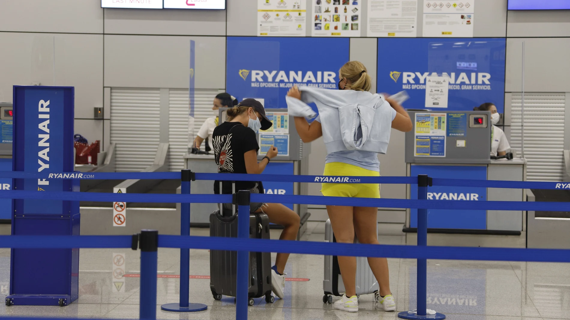 Pasajeros de Ryanair en el check-in del aeropuerto de Mallorca