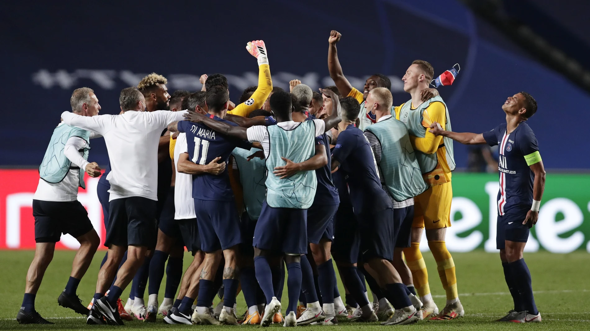 Los jugadores del PSG celebran el pase a la fina de la Champions tras imponerse al Leipzig