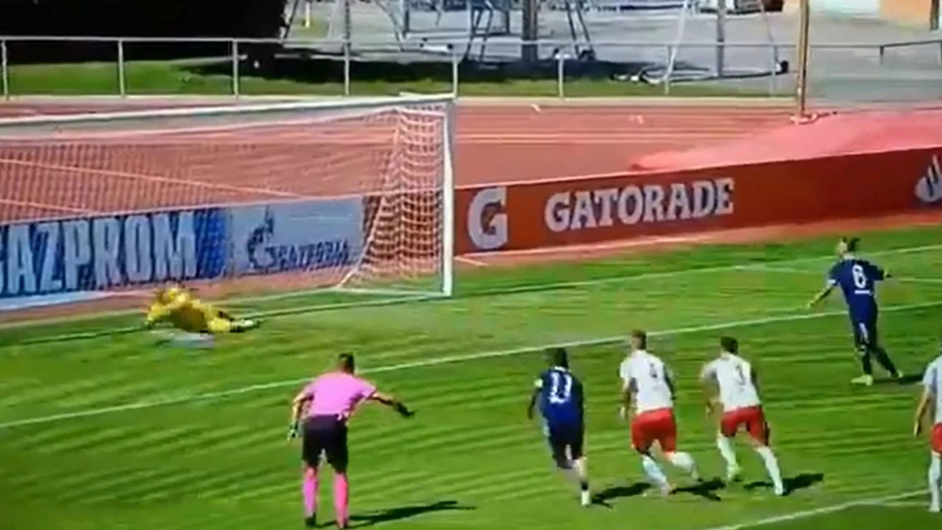 Uno de los penaltis que Antosch, el portero del Salzburgo juvenil, detuvo a Da Silva, medio del Olympique de Lyon