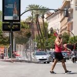 GRAF3484. MURCIA, 19/08/2020.- Un hombre camina junto a un termómetro que marca cuarenta y dos grados centígrados este miércoles en la plaza de la Cruz Roja de Murcia