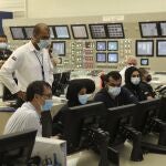Varios operarios trabajan con mascarilla en la central nuclear de Barakah, en Emiratos Árabes