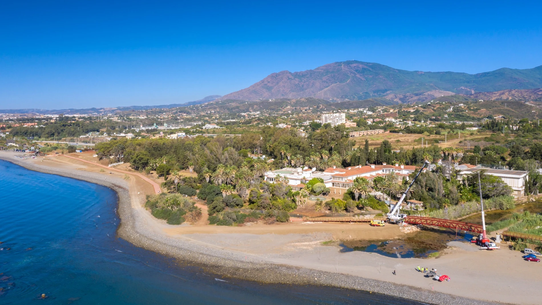Málaga.-Ayuntamiento de Estepona instala sobre el río Castor el puente de mayor longitud de senda litoral del municipio