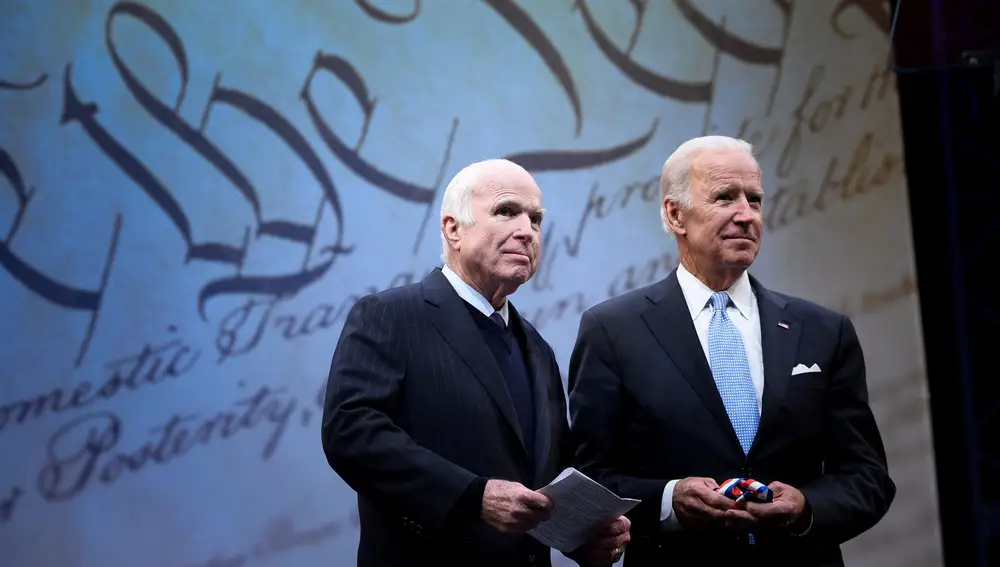 El senador John McCain y el ex vicepresidente Joe Biden en una foto en 2017