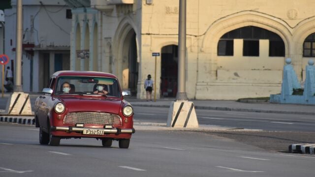 Personas con mascarillas en un coche por las calles de La HabanaServicio Ilustrado (Automático) (Foto de ARCHIVO)04/07/2020 ONLY FOR USE IN SPAIN