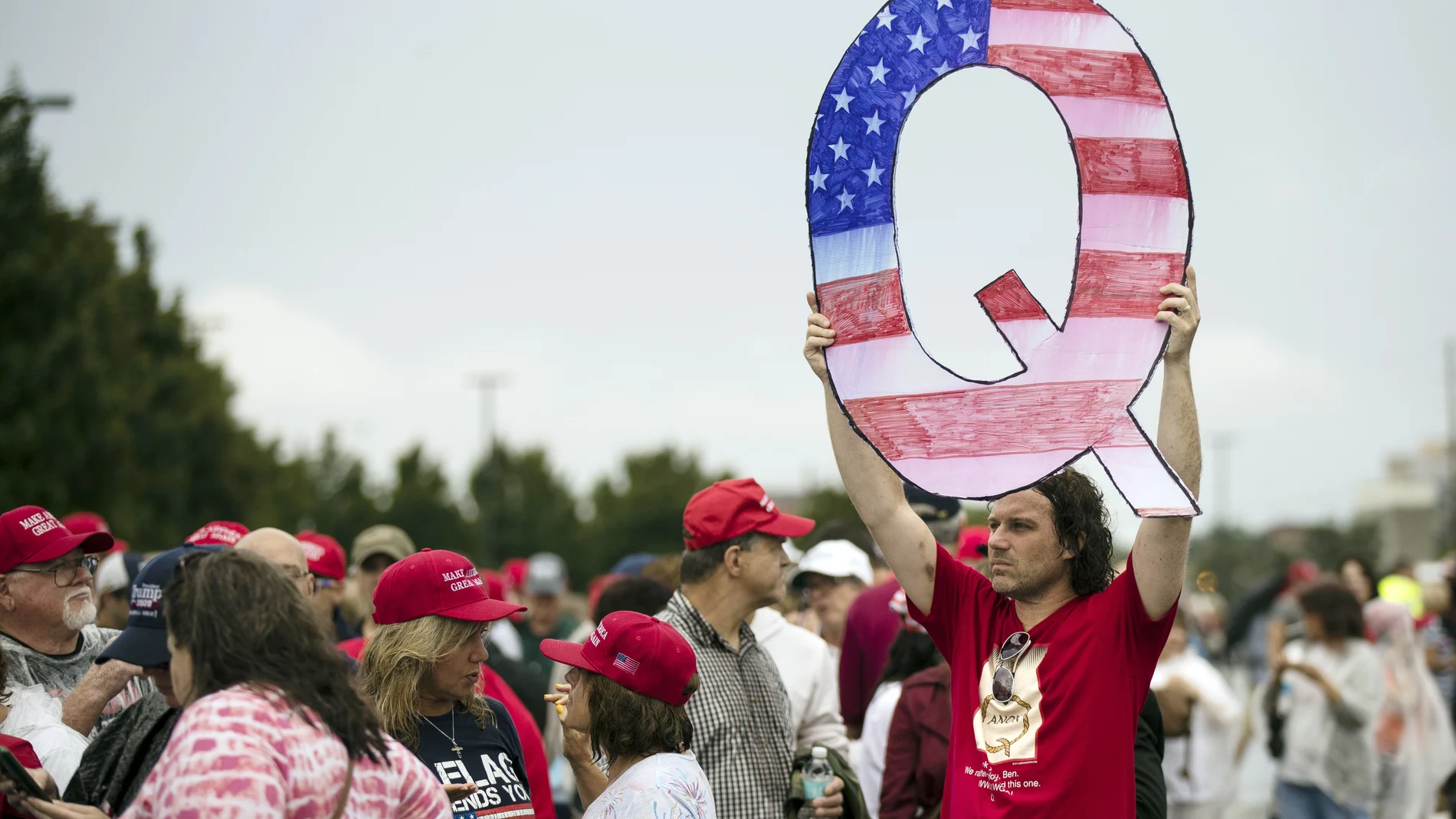 Seguidores de Qanon en una manifestación a favor de Trump en Pensilvania