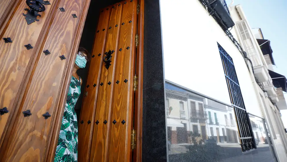 Una mujer en la puerta de su casa en Córdoba