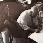 Cannes, 1961. Picasso, en presencia de Jaqueline, dedicando a Charo una de las 8 ceras, que regaló a Cela por su 45 cumpleaños