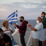 Pasajeros en un ferry turístico griego en el mar Egeo