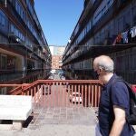 Un hombre con mascarilla pasa por una calle casi vacía de Valladolid