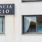 Una sanitaria en una ventana de la residencia de ancianos de O Incio, en Lugo (España), donde se ha detectado un brote de coronavirus, el 20 de agosto de 2020.20 AGOSTO 2020Carlos Castro / Europa Press20/08/2020