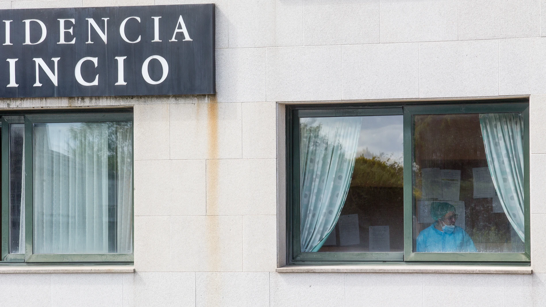 Una sanitaria en una ventana de la residencia de ancianos de O Incio, en Lugo (España), donde se ha detectado un brote de coronavirus, el 20 de agosto de 2020.20 AGOSTO 2020Carlos Castro / Europa Press20/08/2020
