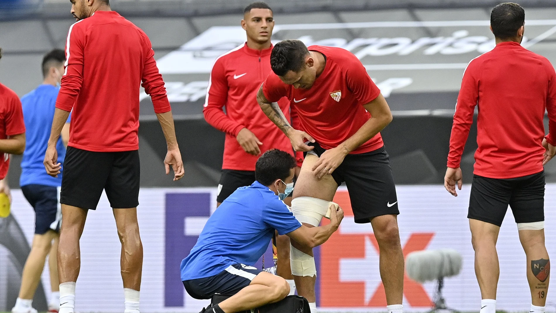 Ocampos y su vendaje en la pierna derecha en el entrenamiento en Colonia