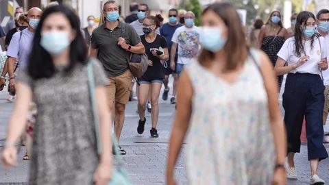 Varias personas caminan con mascarillas por el centro de Valladoli