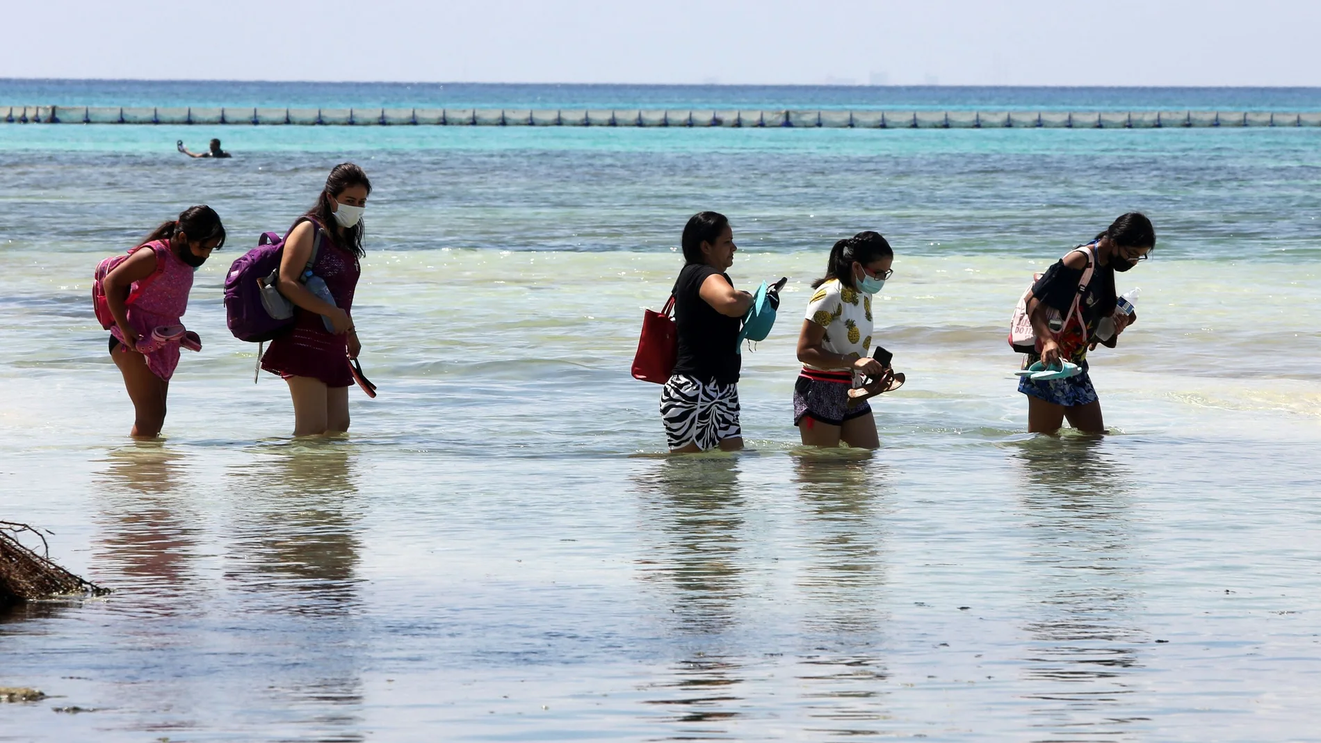 Riviera Maya mexicana abre playas públicas en intento de reactivar economía