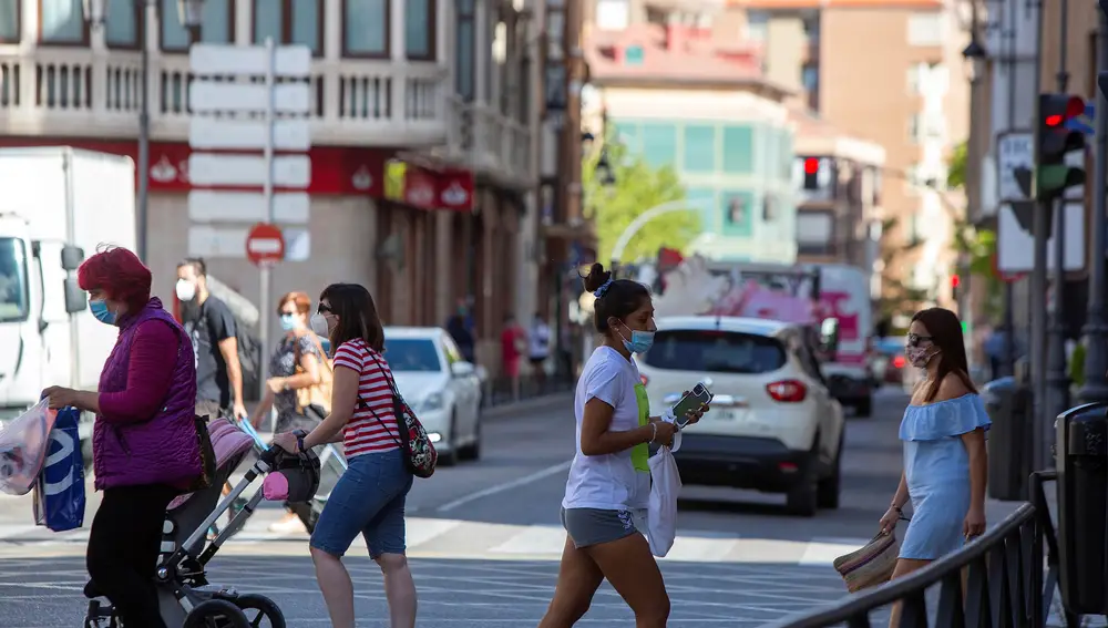 ARANDA DE DUERO, 21/08/2020.- Varios ciudadanos cruzan una avenida de la localidad burgalesa de Aranda de Duero este viernes. Los 32.000 habitantes de Aranda de Duero ponen fin a su aislamiento de 14 días decretado por la Junta de Castilla y León y autorizado por el Juzgado de lo Contencioso 1 de Burgos para contener la evolución de la covid-19 en la localidad, que llegó a dejar unas tasas de incidencia muy elevadas y que, gracias a este plan de contención, han conseguido corregir. EFE/Paco Santamaria