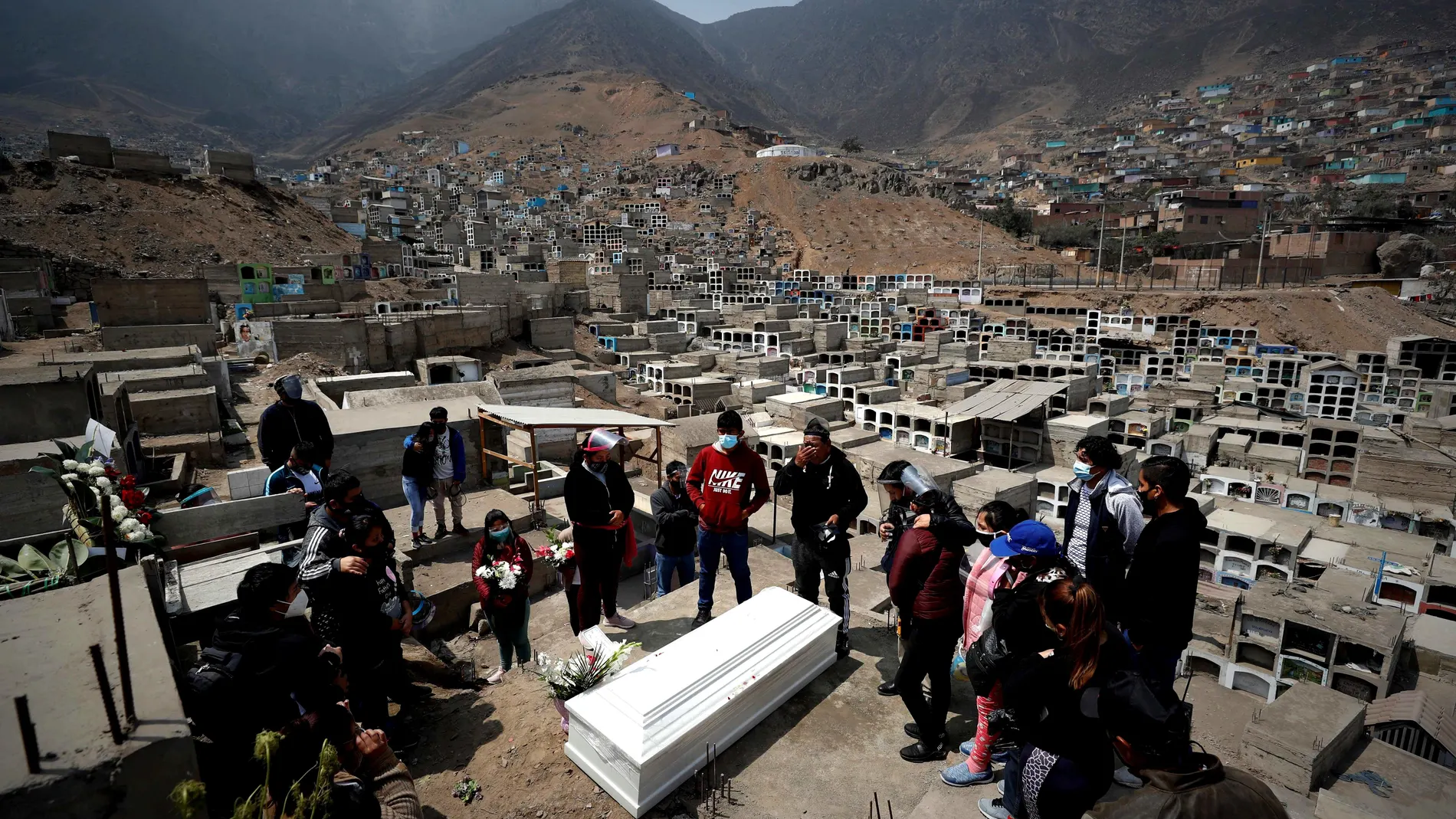 Con 63.000 fallecidos, Perú apunta a récord mundial de mortalidad en pandemia