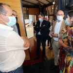 El consejero de Agricultura, Ganadería y Desarrollo Rural, Jesús Julio Carnero, junto a la presidenta de la D.O. Vinos del Bierzo, Misericordia Bello, durante el resultado de la cata de calificación de la añada 2019 de la DO Bierzo