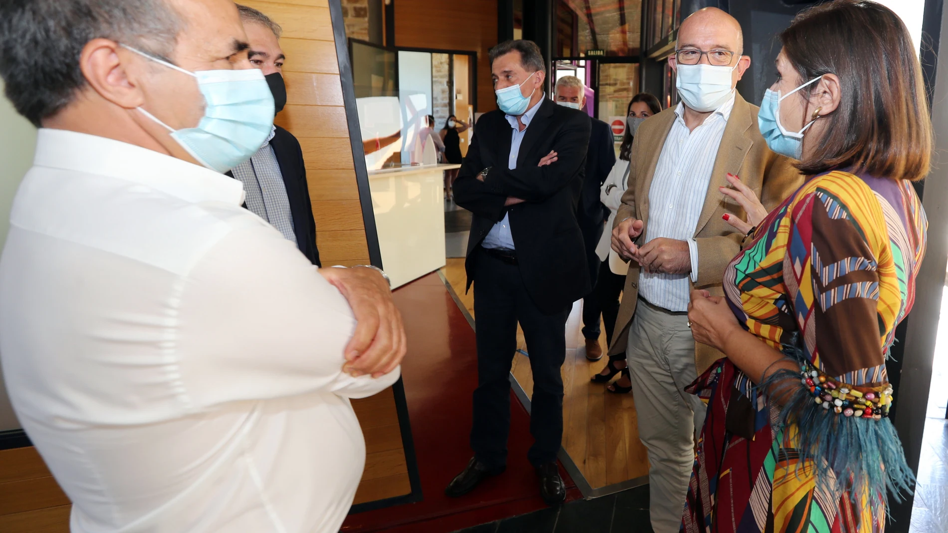 El consejero de Agricultura, Ganadería y Desarrollo Rural, Jesús Julio Carnero, junto a la presidenta de la D.O. Vinos del Bierzo, Misericordia Bello, durante el resultado de la cata de calificación de la añada 2019 de la DO Bierzo