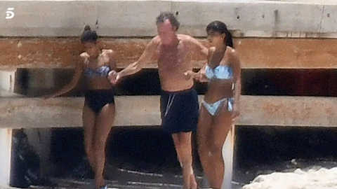 Julio Iglesias ayudado en la playa