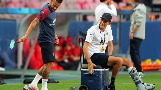 Neymar charla con su entrenador, Thomas Tuchel, un día antes de la final de la Champions, que medirá al PSG y al Bayern Múnich
