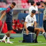 Neymar charla con su entrenador, Thomas Tuchel, un día antes de la final de la Champions, que medirá al PSG y al Bayern Múnich