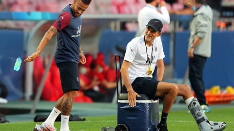 Neymar charla con su entrenador, Thomas Tuchel, un día antes de la final de la Champions, que medirá al PSG y al Bayern Múnich