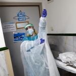 MADRID, 22/06/2020.- Una sanitaria se ajusta un EPI en una de las tres unidades de hospitalización con pacientes con Covid aún operativas en el área de medicina interna del Hospital Gregorio Marañón de Madrid. En semanas, los sanitarios han pasado del drama a una "calma tensa" que les pilla "agotados", "vacíos". Esperan ahora con cierto temor un posible rebrote que abordarían más preparados, aunque no saben de dónde sacarían la adrenalina, porque la han agotado toda. EFE/Mariscal