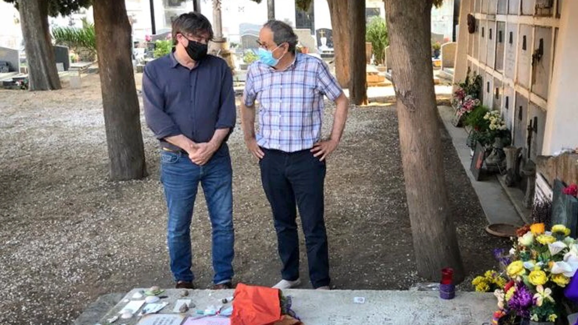 Quim Torra y Carles Puigdemont visitan la tumba de Machado en Colliure.