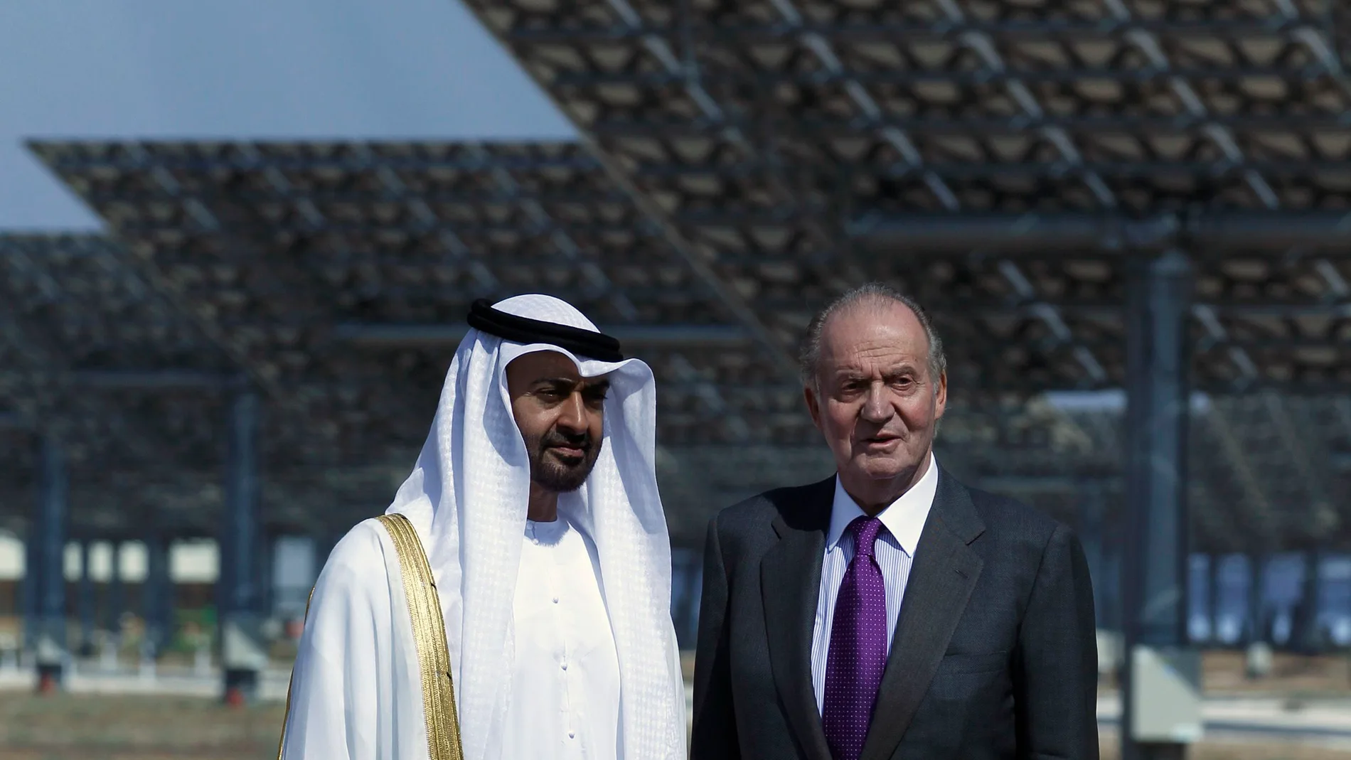 El rey Juan Carlos con el príncipe heredero de Abu Dabi, Sheikh Mohammed bin Zayed durante la inauguración de una planta solar en Andalucía