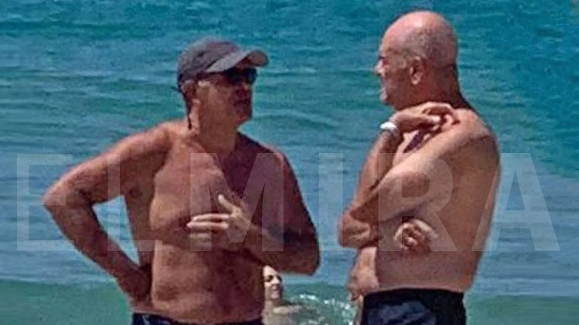 El ministro de Justicia, Juan Carlos Campo, dialoga con ex presidente de la Junta de Andalucía, Manuel Chaves, en una playa de Cádiz