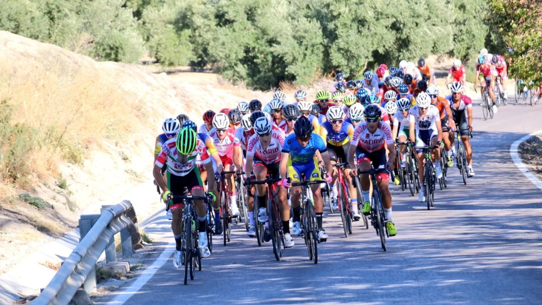 El campeonato de España sub'23 se vio interrumpido por un autobús atravesado en la carretera