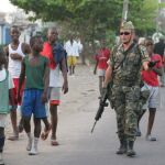 Militares españoles en contacto con los ciudadanos congoleños