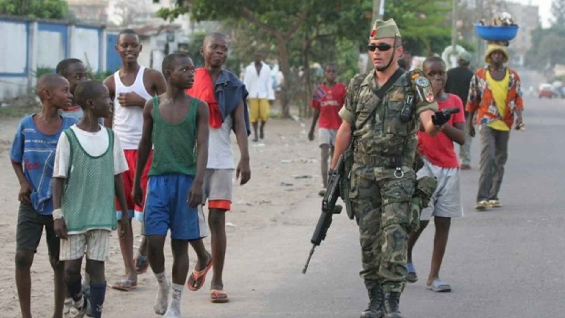 Militares españoles en contacto con los ciudadanos congoleños