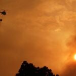 -FOTODELDÍA- GARAFÍA (LA PALMA) 22/08/20.- Un helicóptero colabora en los trabajos extinción del incendio declarado en el municipio palmero de Garafía este sábado. Vecinos de los barrios de Cueva del Agua y El Castillo, en Garafía (La Palma) han sido evacuados de manera preventiva por el incendio forestal que afecta desde ayer al municipio, y que sigue activo con tres frentes. EFE/MIGUEL CALERO