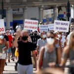 Representantes, dueños y trabajadores de los sectores de hostelería, comercio y ocio de Benidorm se manifiestan contra las restricciones al sector