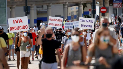 Representantes, dueños y trabajadores de los sectores de hostelería, comercio y ocio de Benidorm se manifiestan contra las restricciones al sector