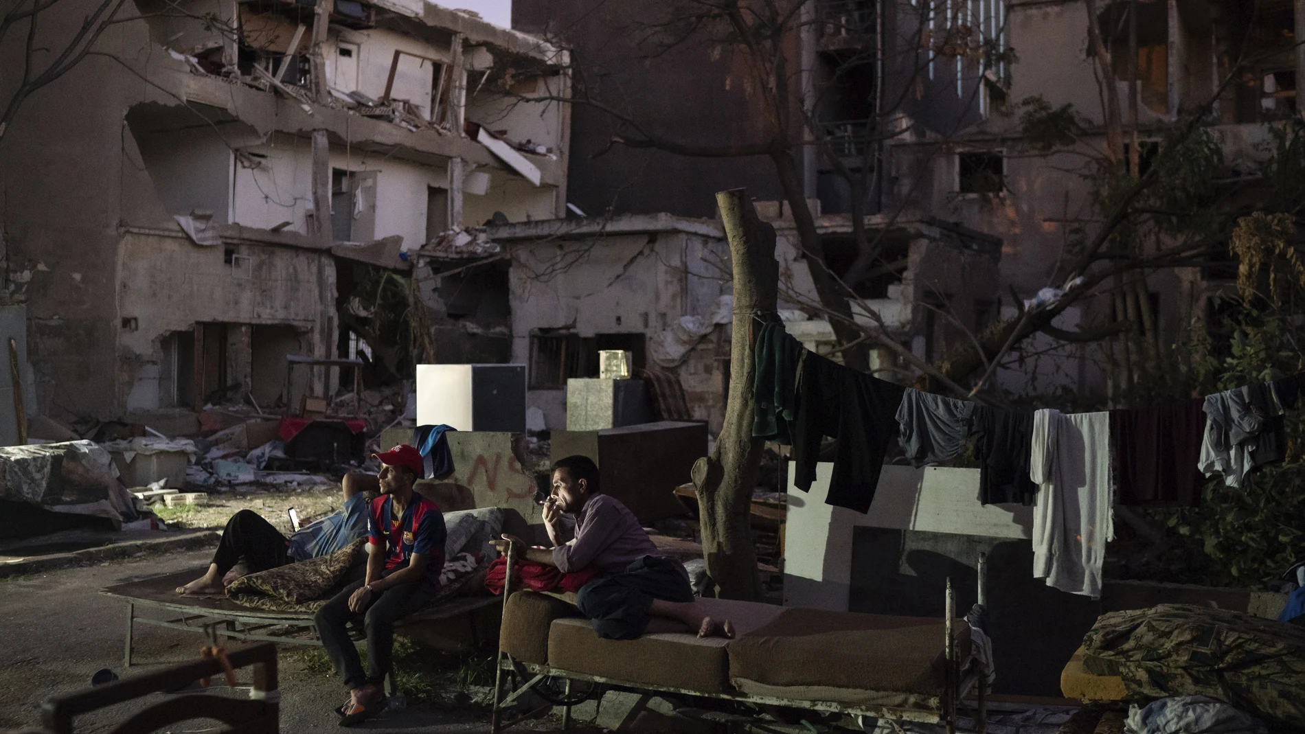 Refugiados sirios descansan en camas en la calle tras la explosión que destruyó el puerto de Beirut el 4 de agosto