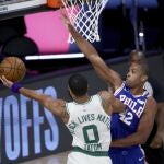 Tatum intenta anotar una bandeja ante la defensa de Horford