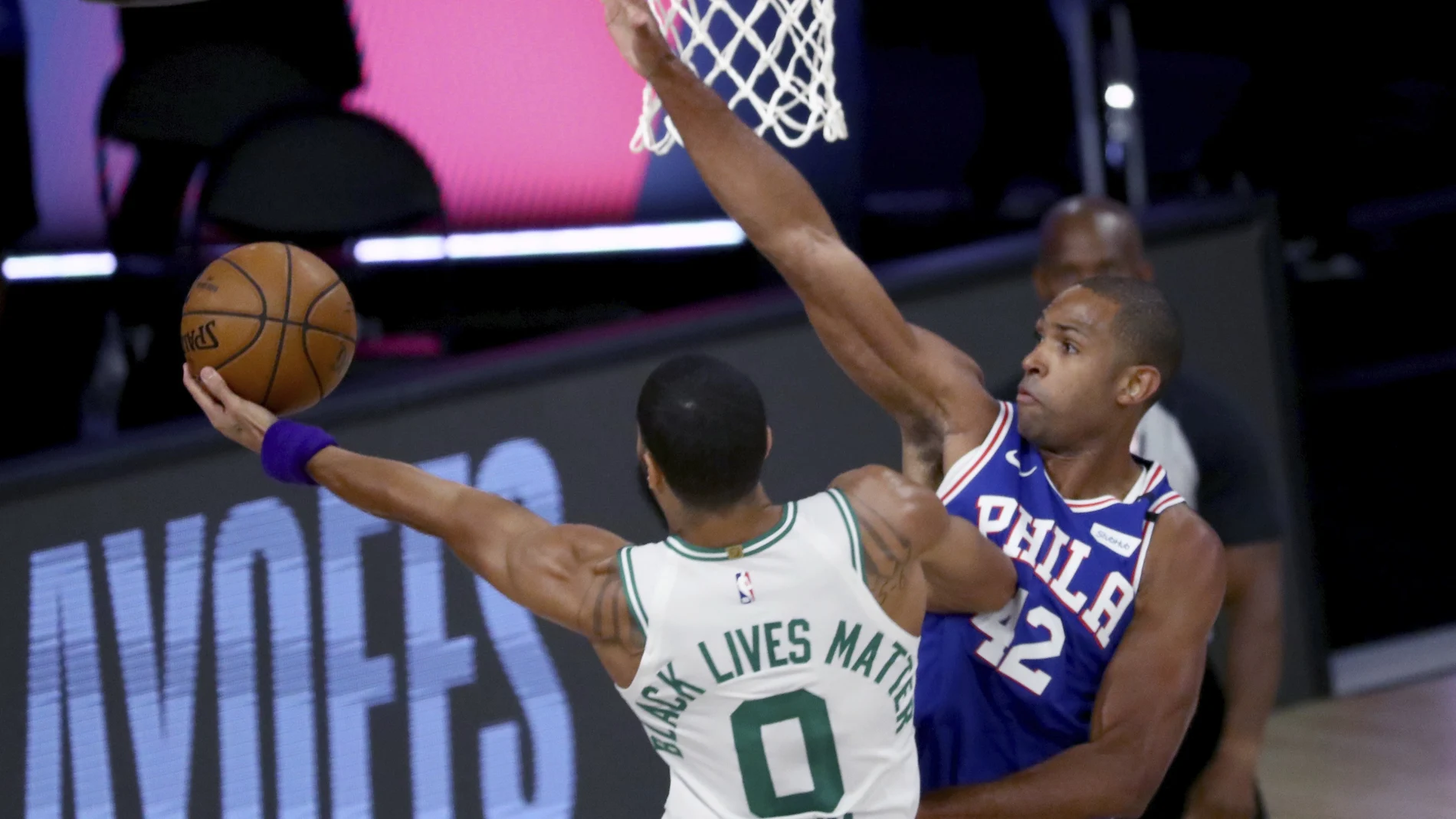 Tatum intenta anotar una bandeja ante la defensa de Horford