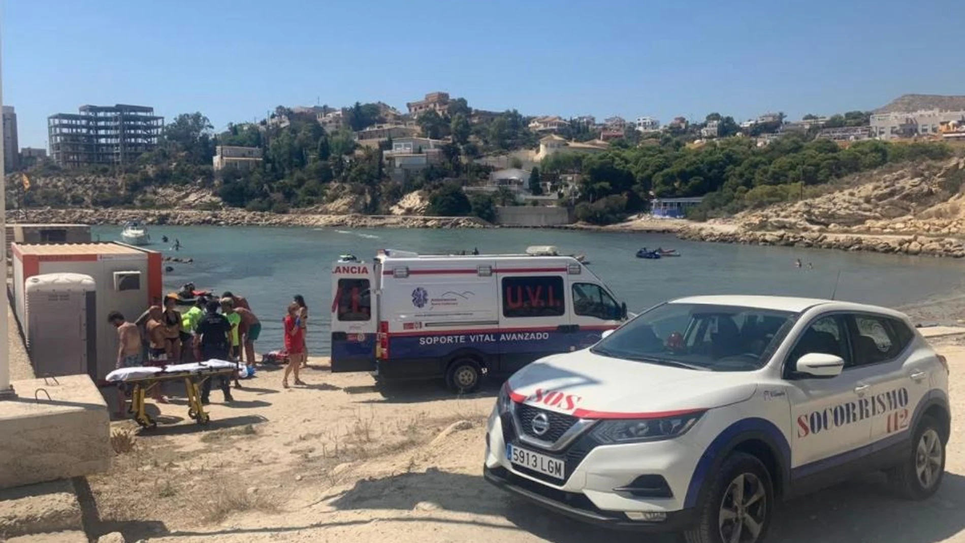 Alicante.- Sucesos.- Un barco a la deriva hiere a una mujer y obliga a evacuar una playa en El Campello
