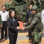 La presidenta de Taiwán, Tsai Ing-wen, posa junto al Ejército durante la ceremonia del 62 aniversario de la segunda crisis del estrecho