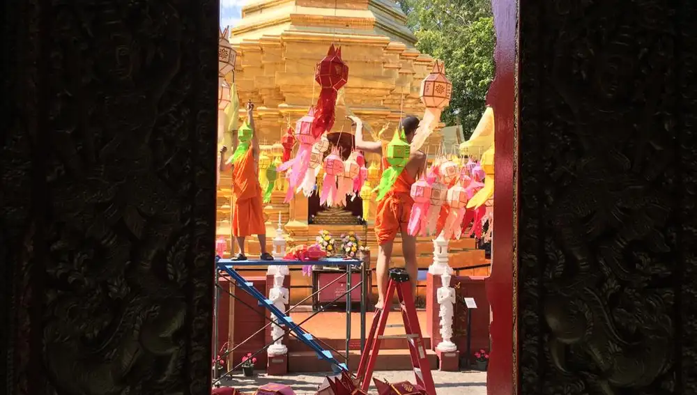 Monjes budistas decoran uno de los templos de Chiang Mai.