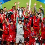 Neuer levanta, junto a toda la plantilla del Bayern, la Liga de Campeones 2020