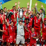 Neuer levanta, junto a toda la plantilla del Bayern, la Liga de Campeones 2020
