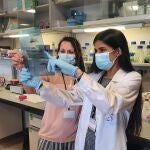 Sandra Blanco (D), profesora titular e investigadora del CIC y Judith López, investigadora de posgrado en el CIC y ganadora del Premio Profesor Garmendia de la Usal, en la categoría de Máster