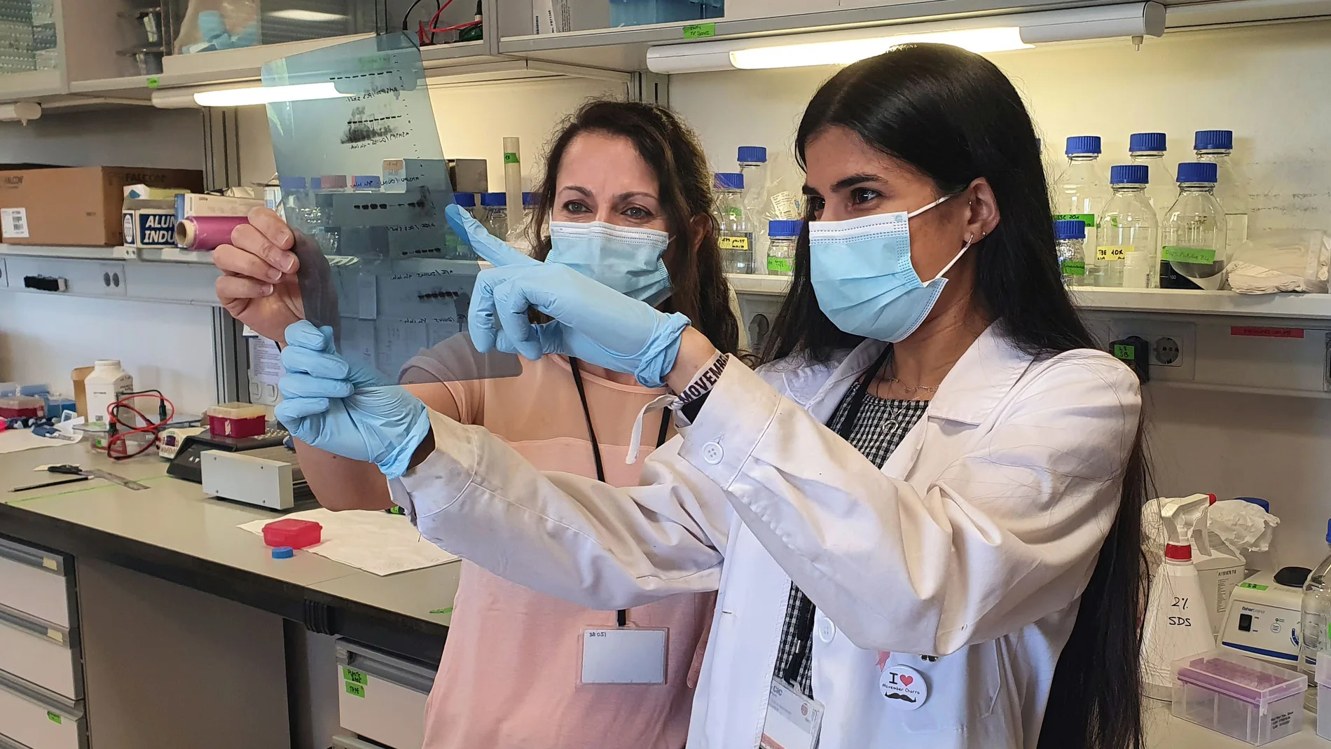Sandra Blanco (D), profesora titular e investigadora del CIC y Judith López, investigadora de posgrado en el CIC y ganadora del Premio Profesor Garmendia de la Usal, en la categoría de Máster