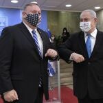 El secretario de Estado, Mike Pompeo, y el "premier" israelí, Benjamin Netanyahu, se saludan juntando los codos durante su encuentro en Jerusalén