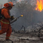 Un bombero trabaja para contener las llamas en el fuego del norte de California