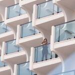 Una turista en la terraza de un hotel abierto en la playa de Palma de Mallorca