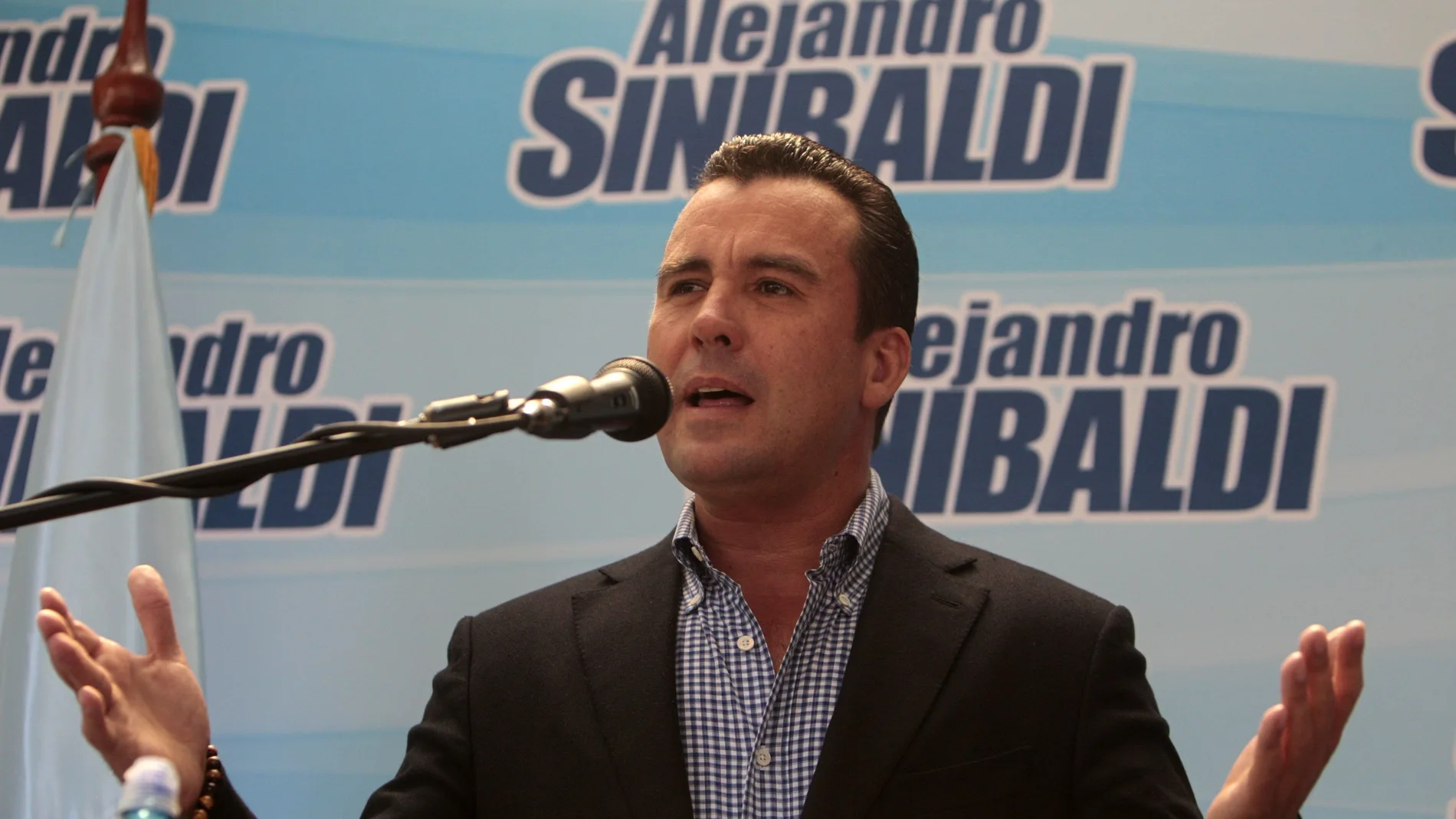 Exministro guatemalteco Alejandro Sinibaldi se entrega tras 4 años prófugo